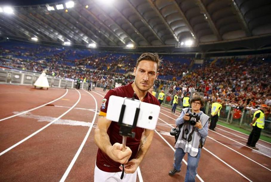 Altro selfie per Totti, dopo quello per festeggiare la doppietta nel derby di andata: stavolta c&#39; anche il bastone. E soprattutto, ha aspettato la fine della partita: la Roma  seconda, e qualificata per la fase a gironi della Champions League. Reuters